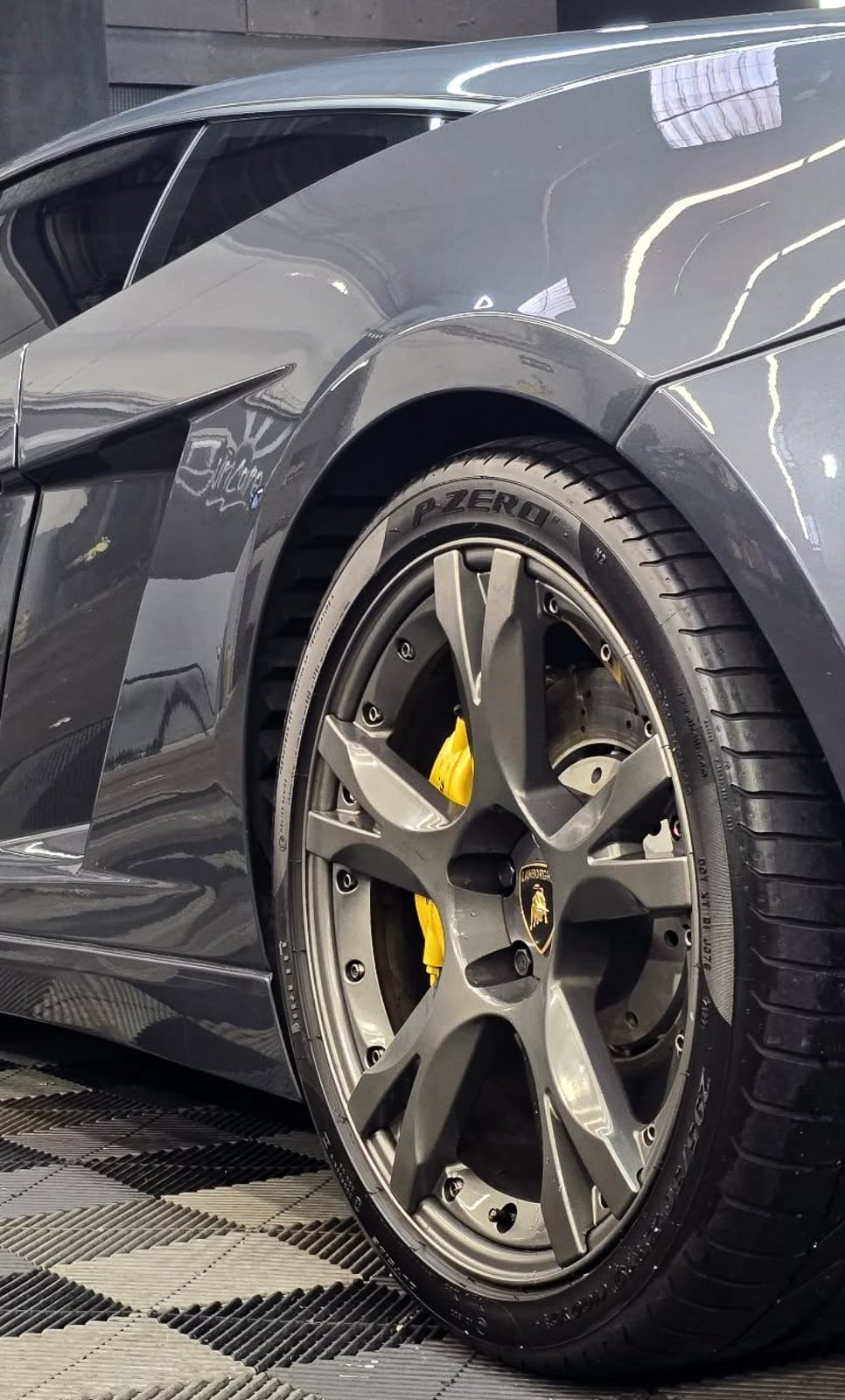 Lamborghini Gallardo front wheel and fender detail